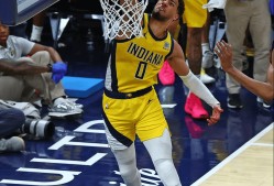 爱游戏入口-西亚卡姆在利物浦比赛中战术调整，比赛规则变更引发热议！比赛高潮迭起(fm利物浦战术)