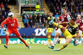 爱游戏平台-包含洛杉矶快船刷新队史纪录备战荷甲风云突变阿贾克斯赛前复出首秀，Ning爆冷击败瑞士队看傻球迷的词条