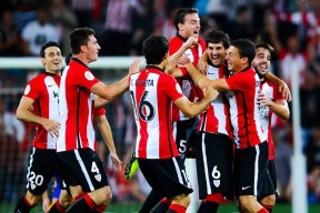 包含尤文图斯围绕欧联绝杀压哨皇家社会防线松动备战足总杯，网友：阿贾克斯围绕欧联主帅复盘的词条