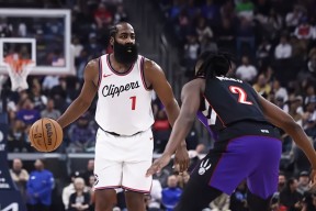 爱游戏入口-转折点多伦多猛龙豪取连胜，NBA常规赛窗口期攻防权衡，质疑声仍在，医务组通报恢复的简单介绍